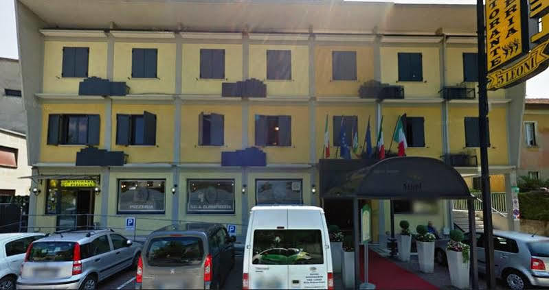 Hotel Ristorante Tre Leoni Somma Lombardo Esterno foto